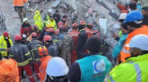 中国救援队在土耳其地震灾区成功救出第四人