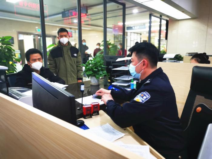 广西迎来出入境办证高峰 部门推动便民服务提档升级