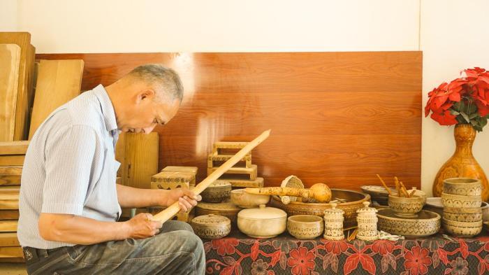 新疆木雕传承人：将传统手艺凿刻进现代生活