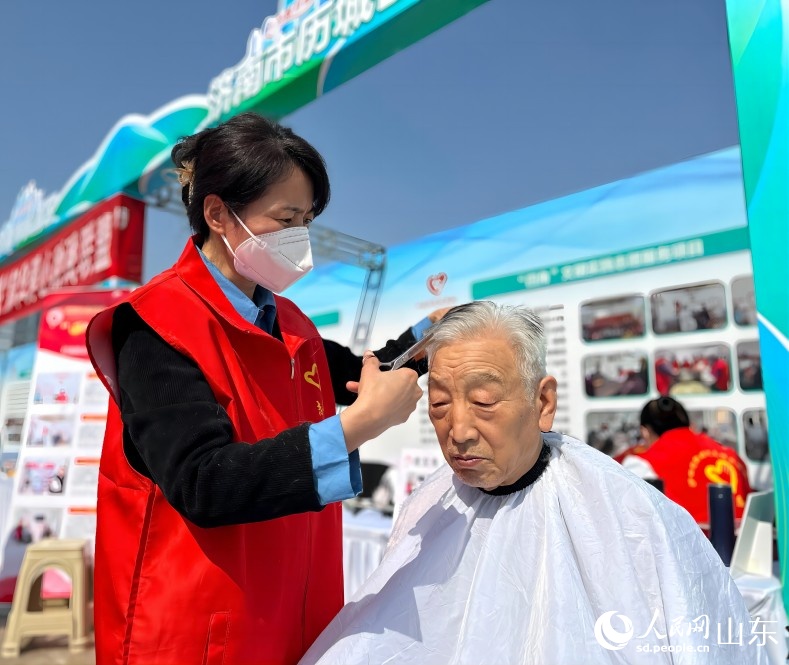 学雷锋纪念日：“五为”服务遍齐鲁，一城大爱暖泉城