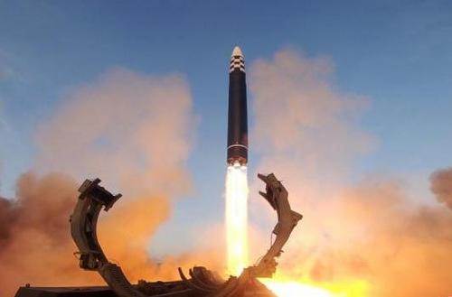 朝鲜进行“火星炮-17”型洲际弹道导弹发射训练