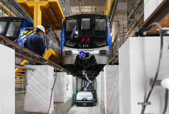 智慧运维提升出行体验 京港地铁试点应用列车智能巡检机器人