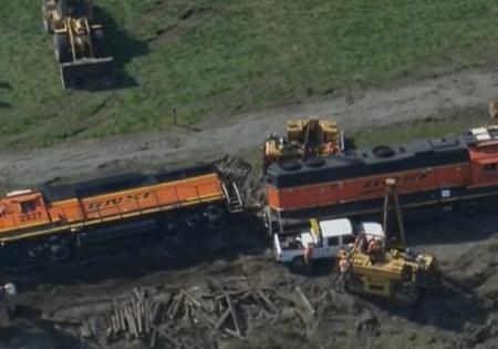 美国一铁路公司连发两起火车脱轨 近19000升柴油泄漏