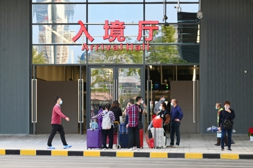 “通关”以来内地访港游客首次突破单日10万人次