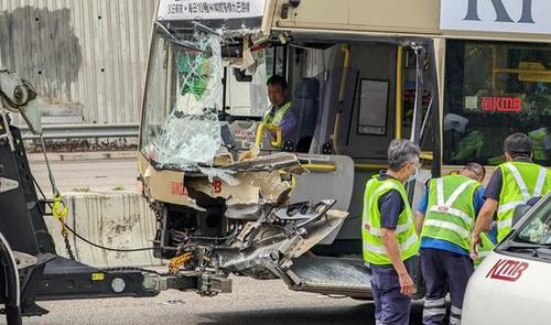 香港一辆双层巴士倾侧47人受伤 涉事巴士司机被捕