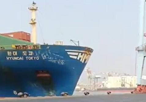 高雄港一艘7.4万吨货轮直撞码头 岸边水泥裂开无人受伤