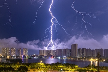 北方大部沙塵天氣將逐漸減弱，南方大規模強降雨伴強對流