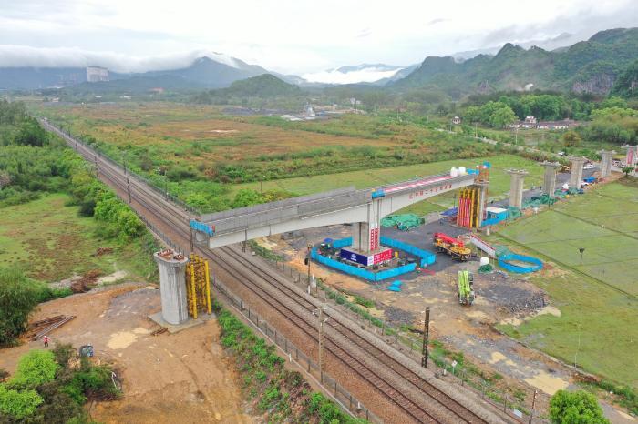 国内最大在建火电项目铁路专用线跨铁路桥完成转体