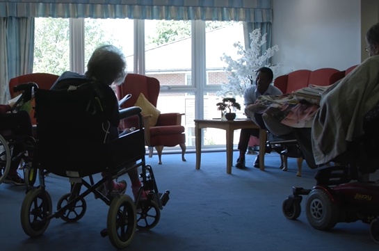 英国多家养老院被曝像“垃圾场” 疏于管理导致老人摔伤