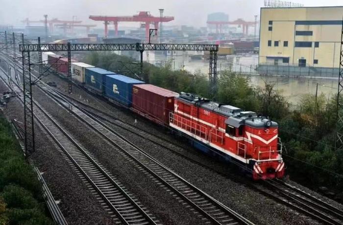 首列“武汉—白俄罗斯若季诺”中欧班列发车