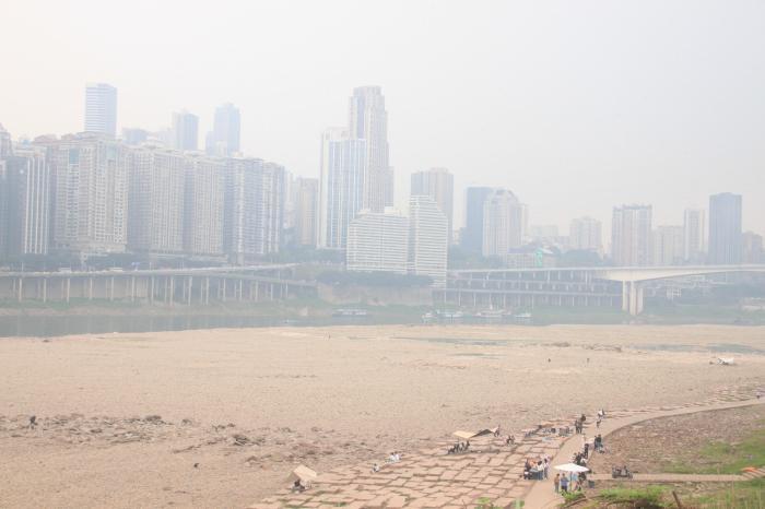 嘉陵江重庆段水位低 大片裸露江滩化身行人拍摄“打卡点”