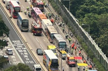 香港将军澳隧道观塘入口5车相撞 至少75人受伤