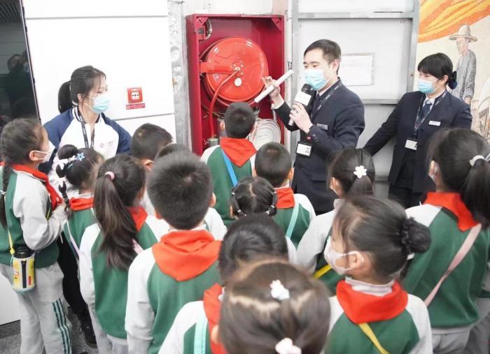 安全“童”行 京港地铁举办安全训练营地铁职业体验活动