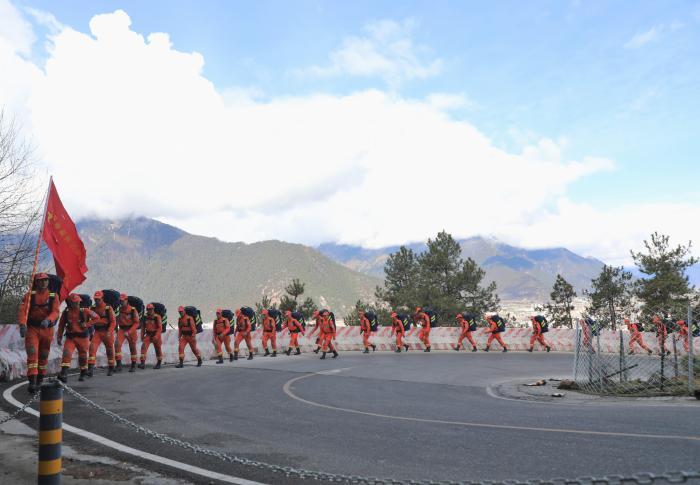 西藏林芝市森林消防开展30公里野外徒步拉练