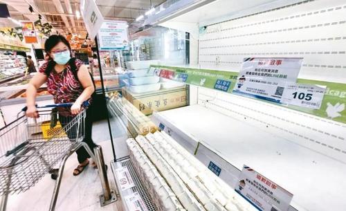 台湾多家超市开卖进口鸡蛋 民众“求蛋若渴”排队抢蛋