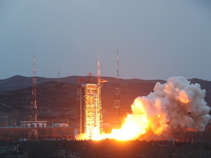 新华全媒+|长二丁“一箭四星”发射成功 在轨组成国际首个车轮式卫星编队