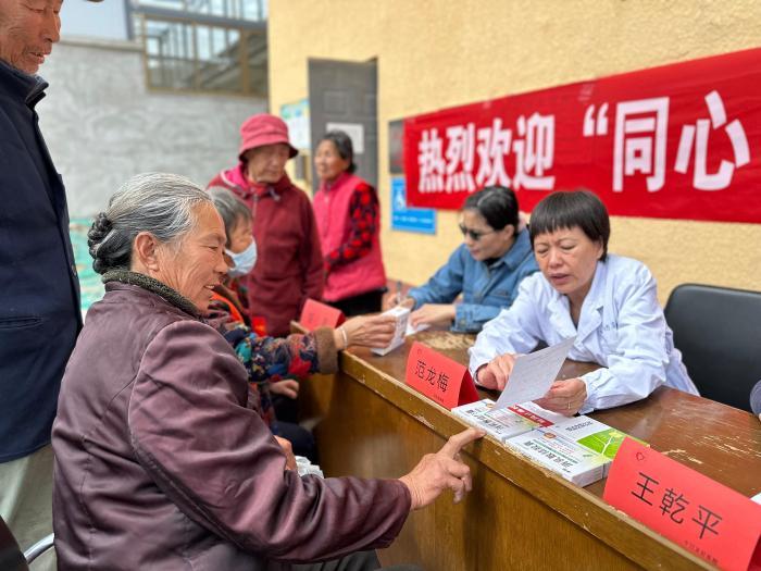 清明假日的滿族鄉義診：醫生來到家門口