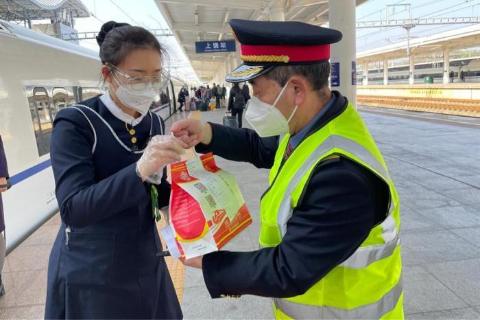 鐵路“跑叔”日行三萬步 溫暖旅客返鄉路