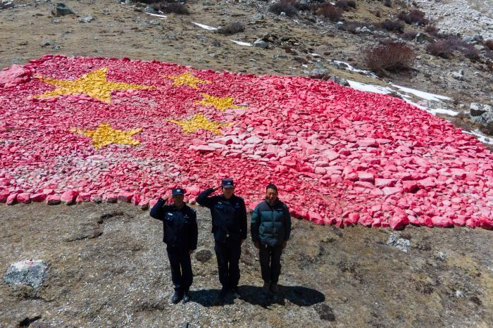 西藏公漳浦“半牧民”移民管理警察：生火巡逻捡牦牛粪