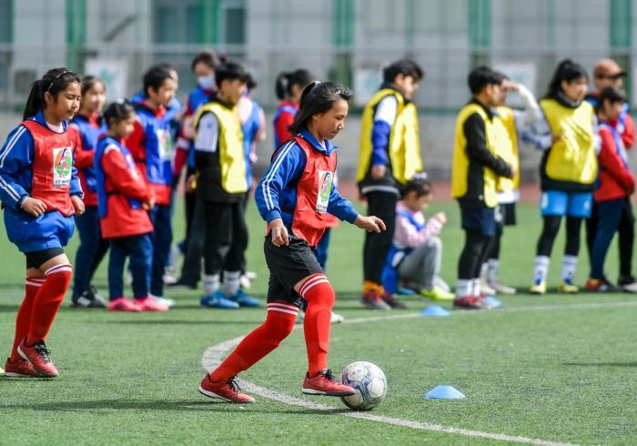 “亚足联女足日”女孩足球节活动走进乌鲁木齐