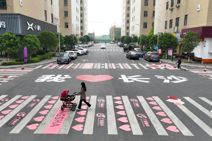 长沙一产业园绘粉红斑马线扮“靓”马路
