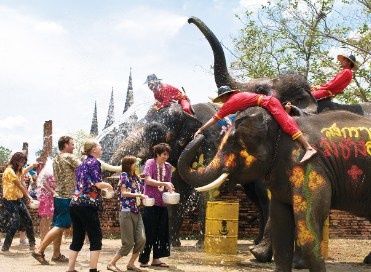 宋干节吸引外国游客回归 旅游业复苏助推柬埔寨经济增长