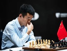 国际象棋世界冠军赛，丁立人迎来首胜
