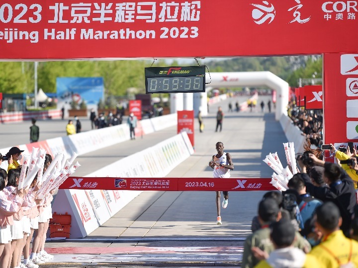 跑进1小时！肯尼亚选手打破北京半马男子赛会纪录