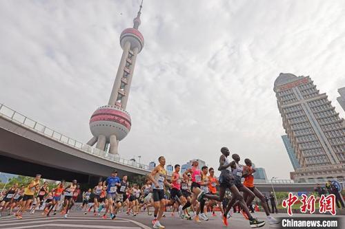 上海半马鸣枪起跑 埃塞俄比亚选手打破女子组赛会纪录