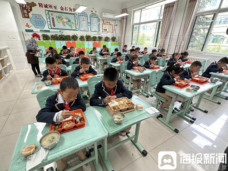 探訪中小學生配餐“中央廚房”丨2小時加工2.75萬份午餐 飯菜入口時不低于60℃