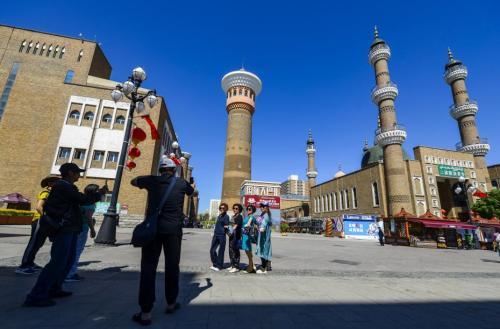 探访肉孜节里的新疆国际大巴扎：各族民众共度佳节