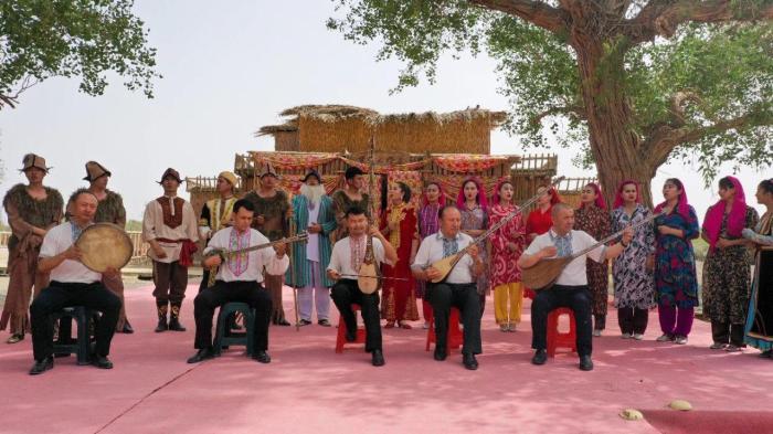 新疆罗布淖尔维吾尔族民歌传承人：炙热民歌“种”出“沙海玫瑰”