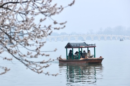 “五一”假期首日北京全市公园纳客120万人次 同比增长94%