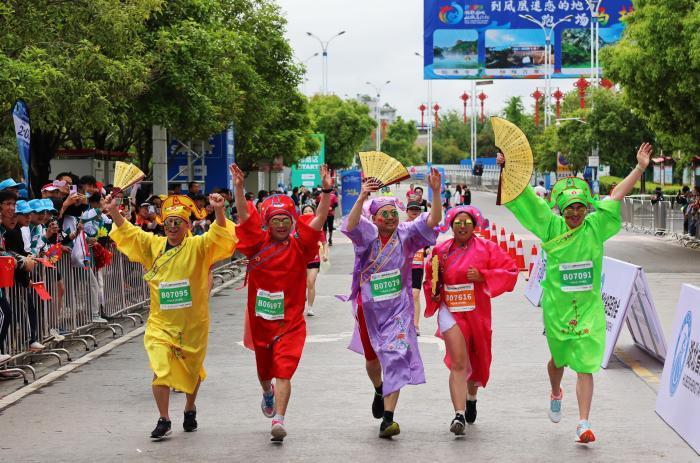 湘鄂龙凤双城马拉松举行  2万余跑者跨省开跑