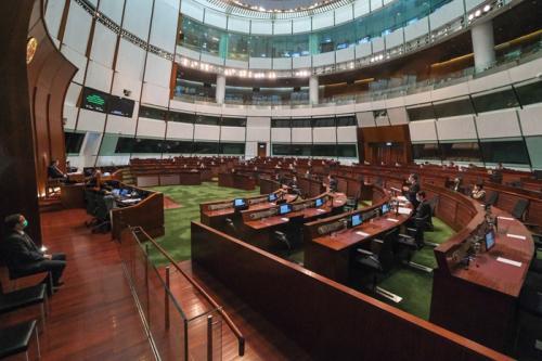 香港立法会通过本届特区政府首份财政预算案