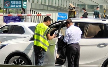 济南：医院门前代驾泊车兴起，记者探访体验：专人调度还有专用停车场