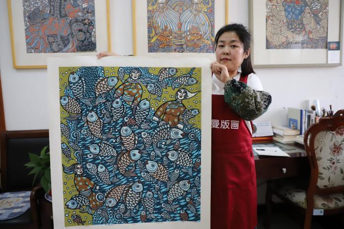 内蒙古保洁大姐10年“偷师”逆袭成版画家
