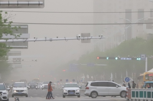 北京今晚有雷阵雨和沙尘天气 明天风力较大局地伴有扬沙