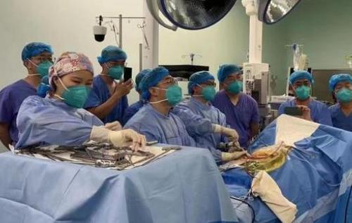 中国专家原创技术实现安全、微创手术 造福复杂脊柱疾病患者