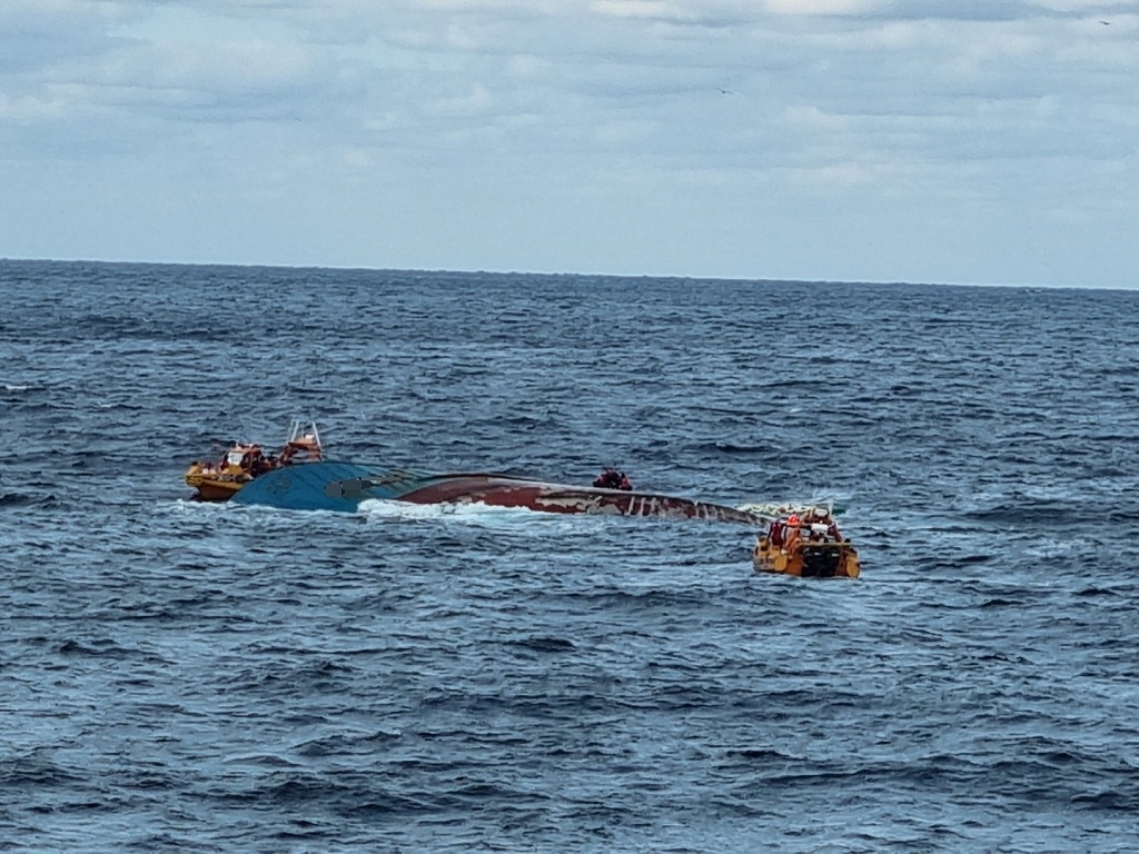 交通运输部：从失事渔船“鲁蓬远渔028”船长舱内发现并打捞起1具遇难者遗体