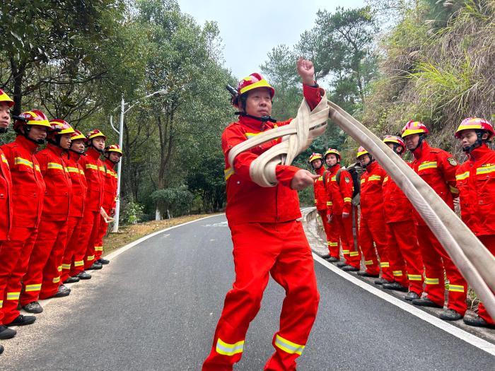 江西安远：“最美消防员”守护红色土地的绿水青山