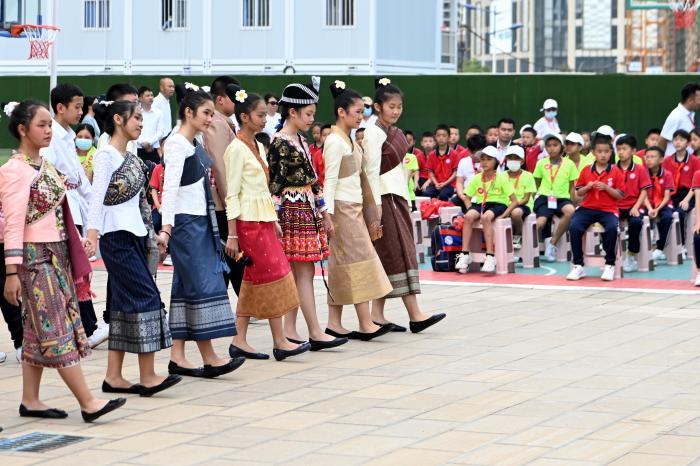 百名老挝学生走进“春城”昆明 与中国少年儿童共绘友谊长卷