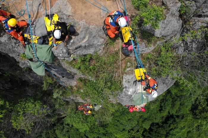 湖北消防员悬崖峭壁上练习“绳”操作