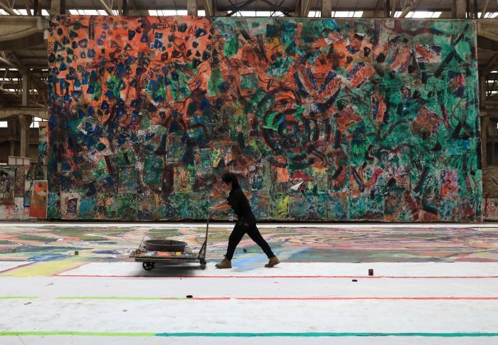在废弃厂房作画 “90后”彝族画家让沉睡厂房变画廊