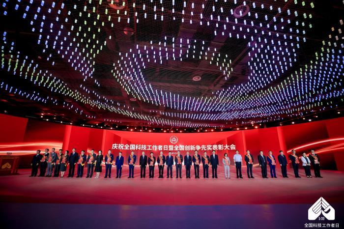 万钢冀广大科技工作者在国际科技舞台上发出更加响亮的中国声音