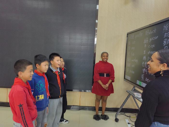 福建三明：国际学生支教服务团受当地小学欢迎