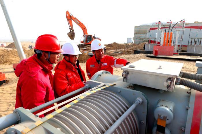 新疆塔克拉玛干沙漠腹地最大集中式光伏发电项目并网发电