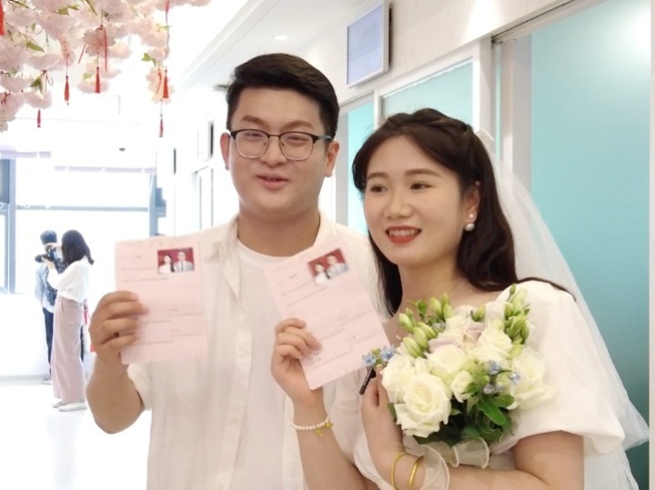 中国推进婚姻登记“跨省通办”减少“为爱奔波”