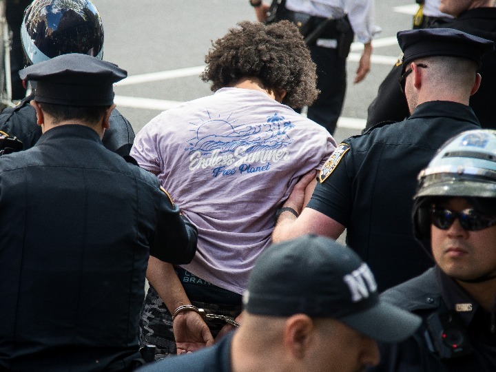 纽约警方被指对有色人种滥用“截停搜身”