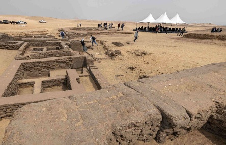 南非考古学家发现古老墓葬